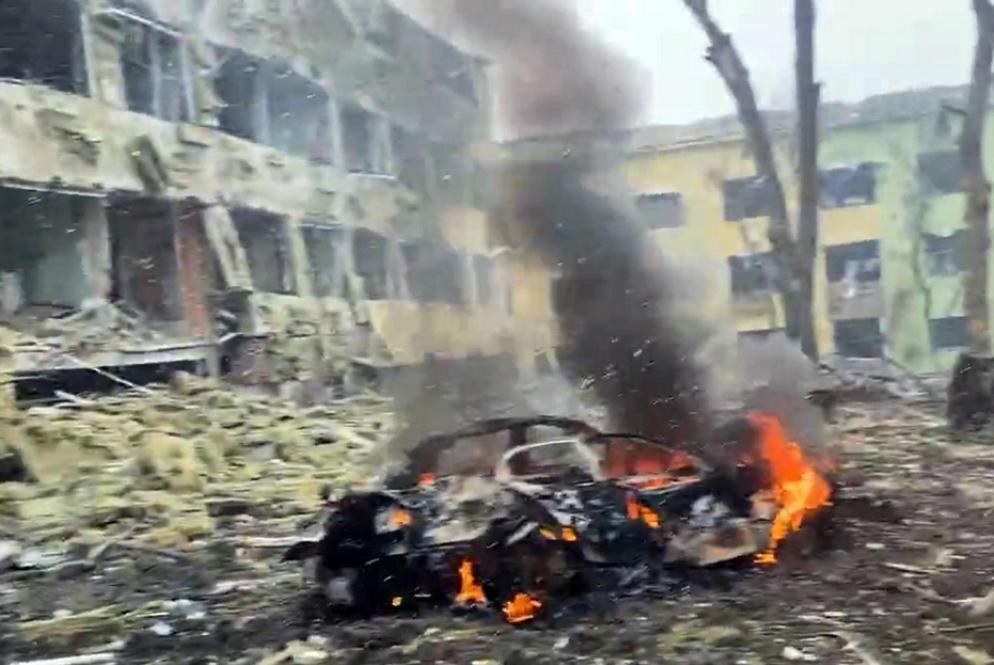 Un frame di un video con l'ospedale di Mariupol distrutto dai bombardamenti - FERMO IMMAGINE VIDEO BOJAN PANCESKI / Ansa