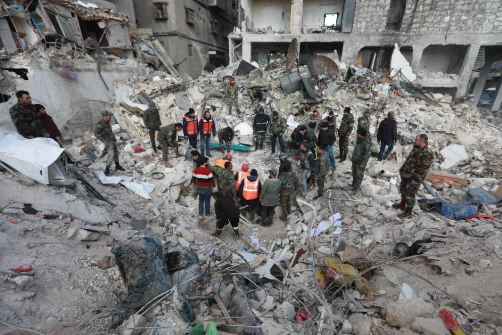 Soccorritori ad Aleppo su quello che resta di un palazzo distrutto dal terremoto - Ansa