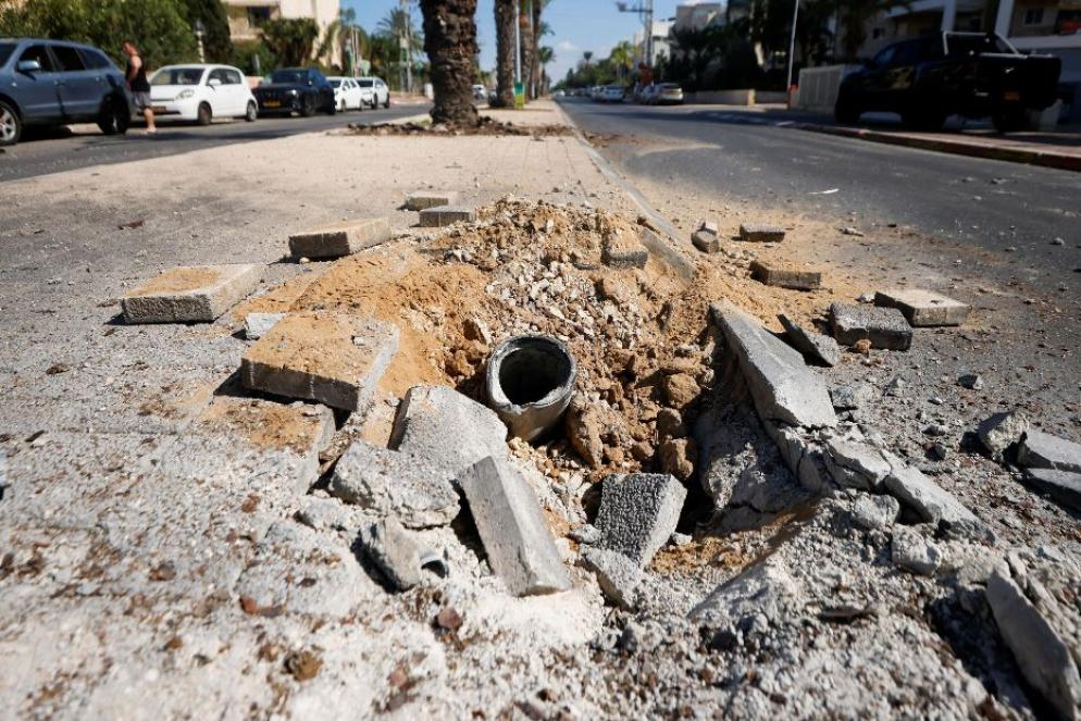 Il cratere aperto da un razzo caduto su Askelon - Ansa
