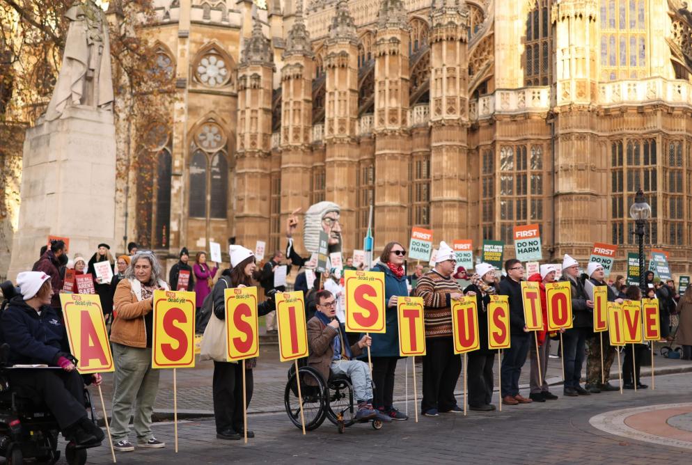 La protesta a Westminster degli oppositori della legge sull'eutanasia - Ansa