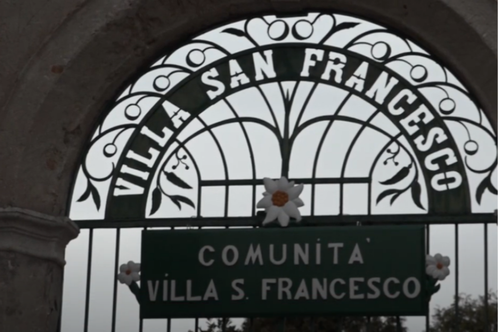 L'ingresso di Villa San Francesco - screnshot Youtube