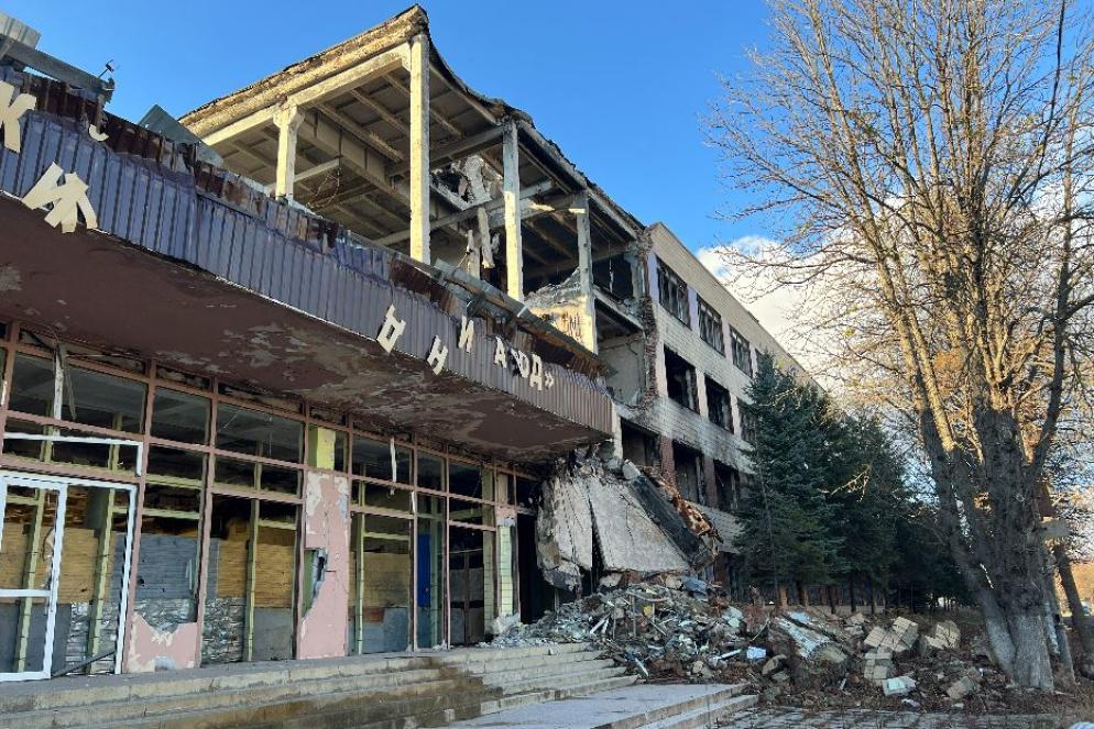 Lo stabilimento di Izyum devastato da un missile russo davanti alla casa del parroco - Gambassi