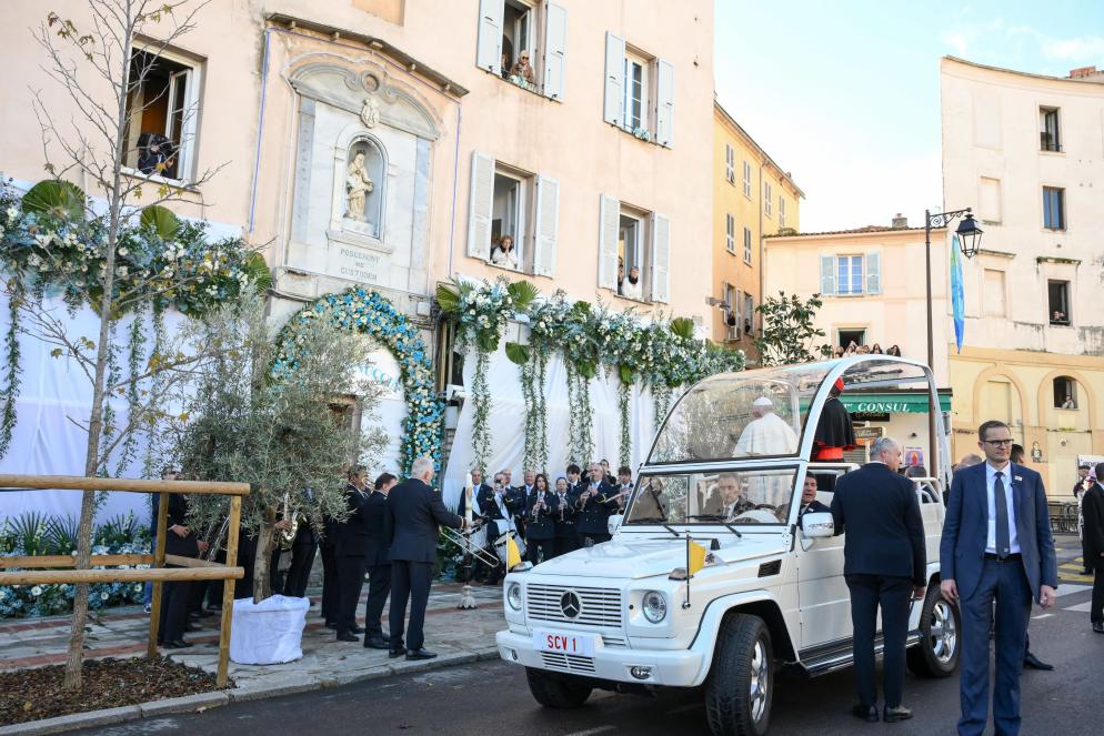 Il papa si ferma in preghiera davanti alla statua della "Madonnuccia" - ANSA