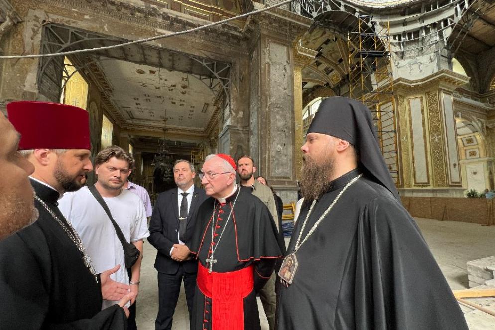 Il cardinale Pietro Parolin nella Cattedrale ortodossa della Trasfigurazione di Odessa che un anno fa è stata bombardata - Gambassi