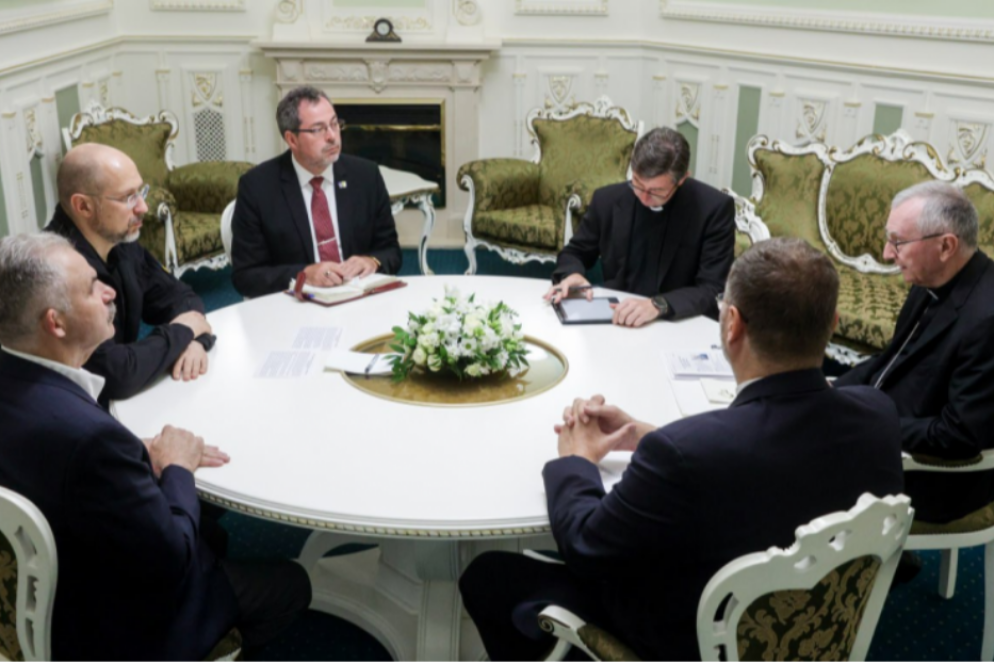 L'incontro a Kiev fra il segretario di Stato vaticano, il cardinale Pietro Parolin, e il premier ucraino Denys Shmyhal - Governo ucraino