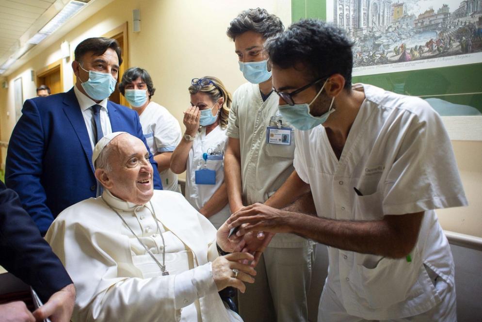 Il Papa al Gemelli durante il ricovero dell'anno scorso - Ansa