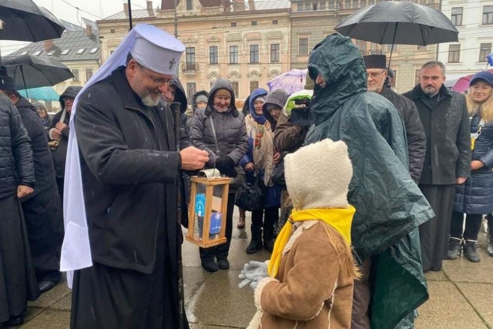 L’arcivescovo Sviatoslav Shevchuk, capo della Chiesa greco-cattolica ucraina, con i fedeli nei giorni precedenti il Natale - Ugcc.ua