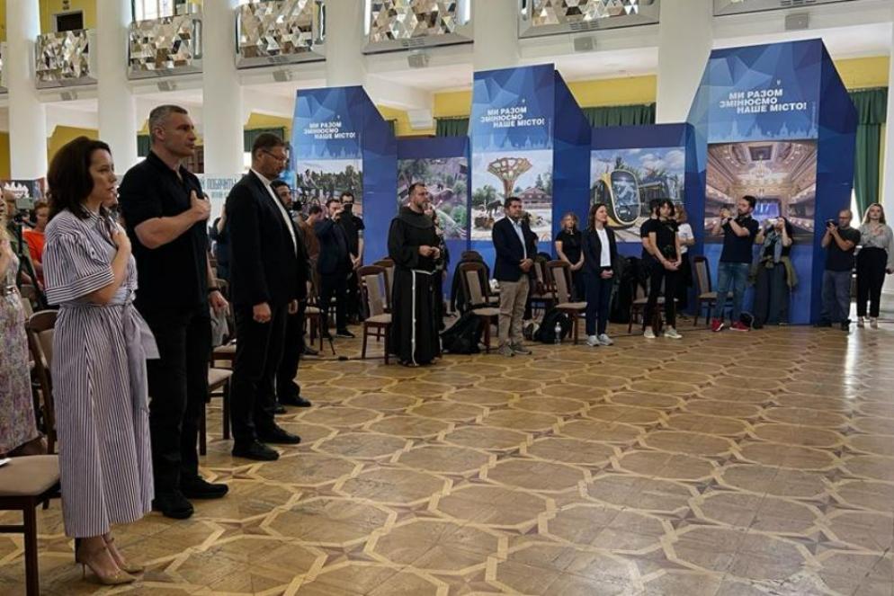 L'incontro con gli attivisti del Mean lo scorso anno nel municipio di Kiev - Avvenire