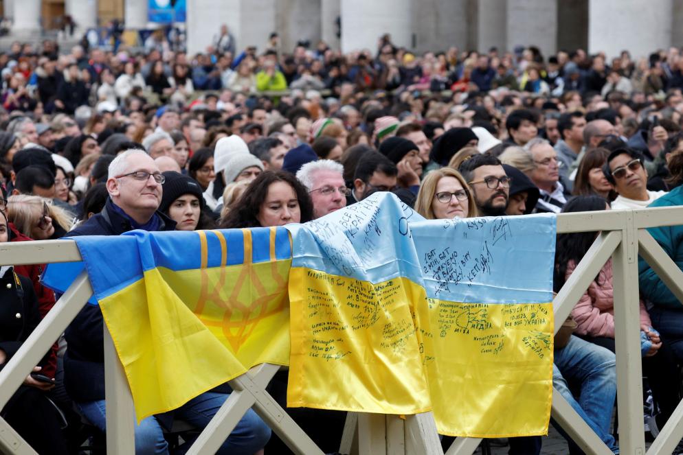 Una bandiera ucraina esposta dai fedeli a San Pietro il giorno di Natale - ANSA