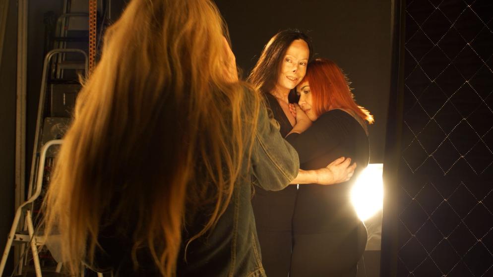Valentina e Francesca Pitzalis mentre vengono fotografate da Tiziana Luxardo - Ufficio stampa