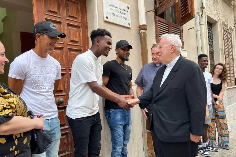 il cardinale Gualtiero Bassetti con gli ospiti e gli operatori della Casa per i migranti a Reggio Calabria - Gambassi