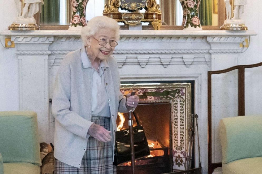 La regina Elisabetta poco prima di incontrare Liz Truss a Balmoral, in Scozia, il 6 settembre 2022 - Ansa