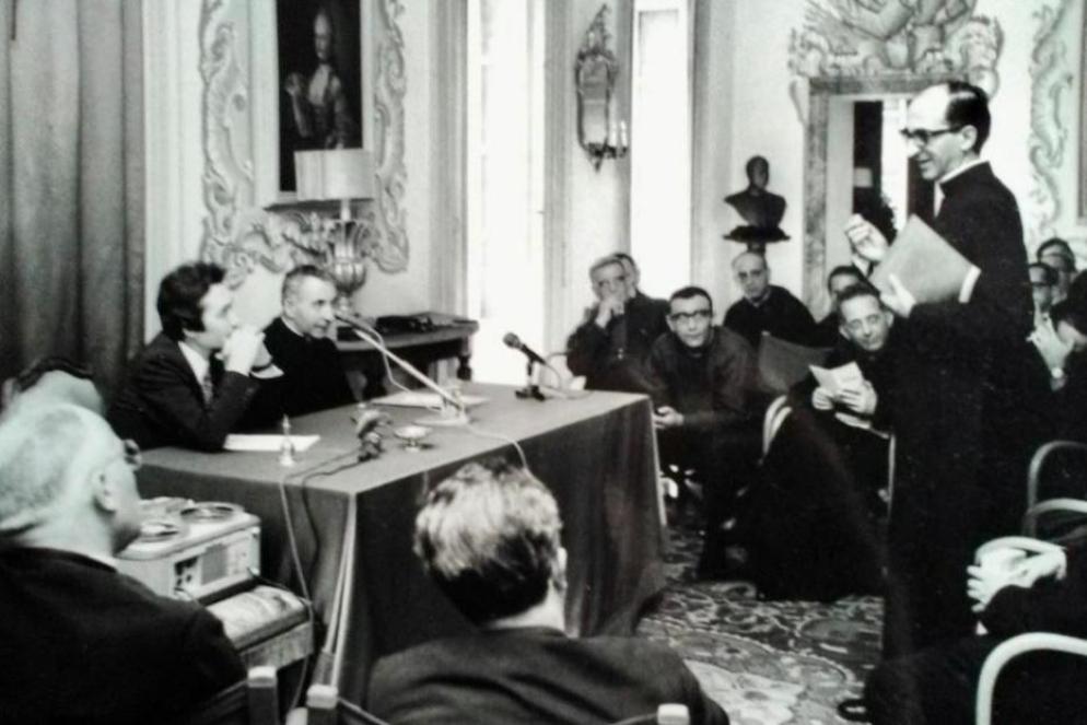Don Michele (in piedi) a Urio negli anni Sessanta durante un convegno teologico con relatore l'allora cardinale Albino Luciani e moderatore Cesare Cavalleri - .