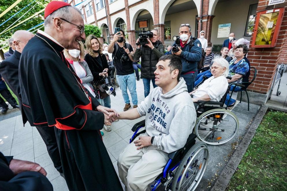 Il cardinale Parolin al Cottolengo di Torino - Ansa / Tino Romano