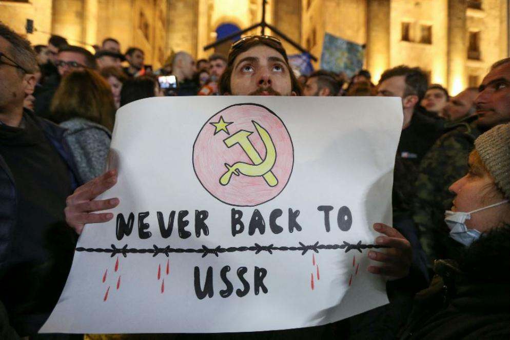 Un cartello contro il rischio di un ritorno della Georgia nell'orbita russa: il Paese caucasico era parte dell'Unione Sovietica - Reuters