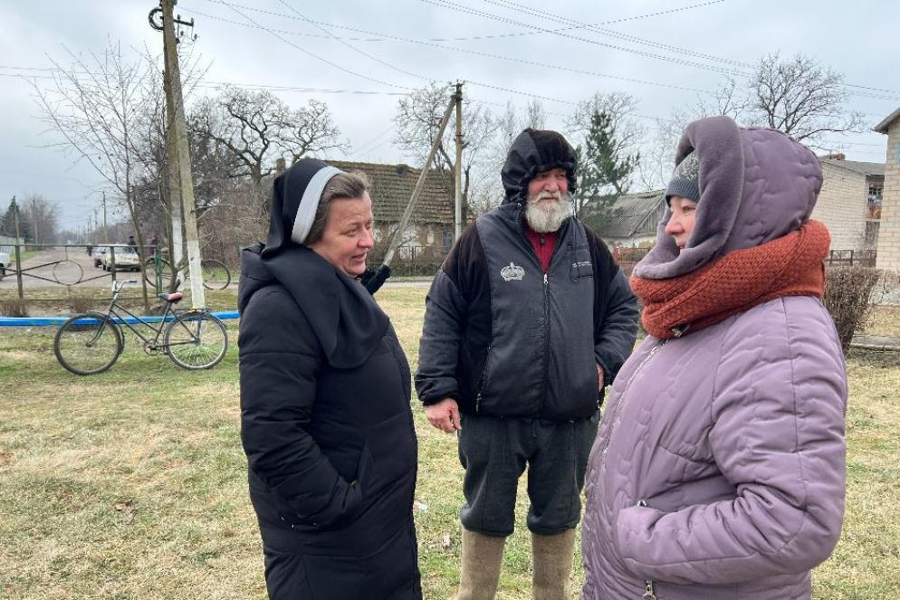 La religiosa basiliana suor Lucia, Mikailovik Radkenko e Larissa Ivanivna Bekova nel villaggio di Yulivka lungo la linea del fronte intorno a Zaporizhzhia - Gambassi