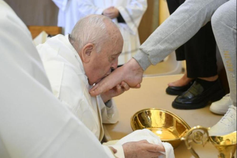 Il Papa lava i piedi alle detenute di Rebibbia per il Giovedì Santo - Vatican Media/Ansa