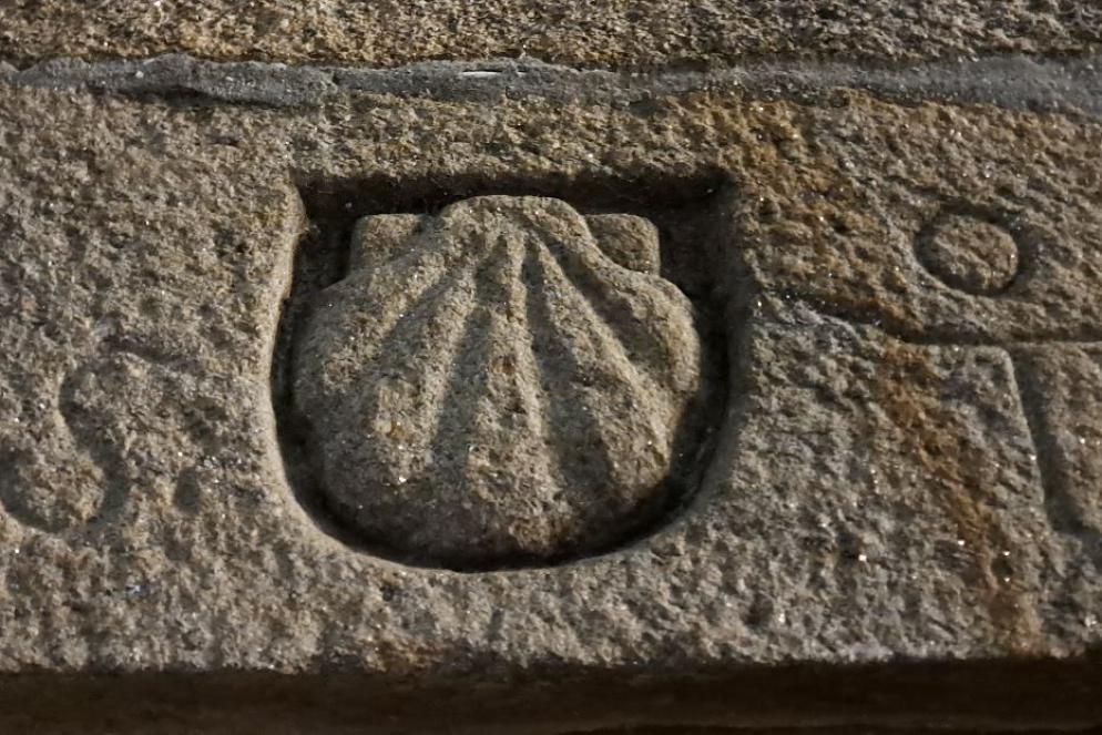 Sull'architrave di una casa di Santiago l'antica incisione della conchiglia del pellegrino - Avvenire