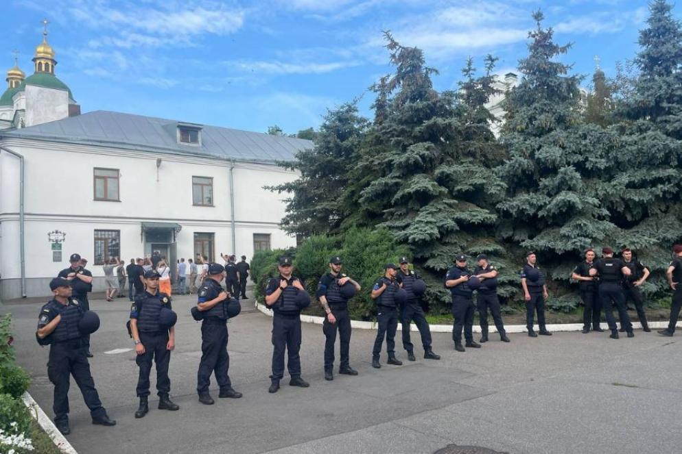 La polizia nel Monastero delle grotte per consentire alla commissione del governo di sigillare gli edifici - UOC-MP