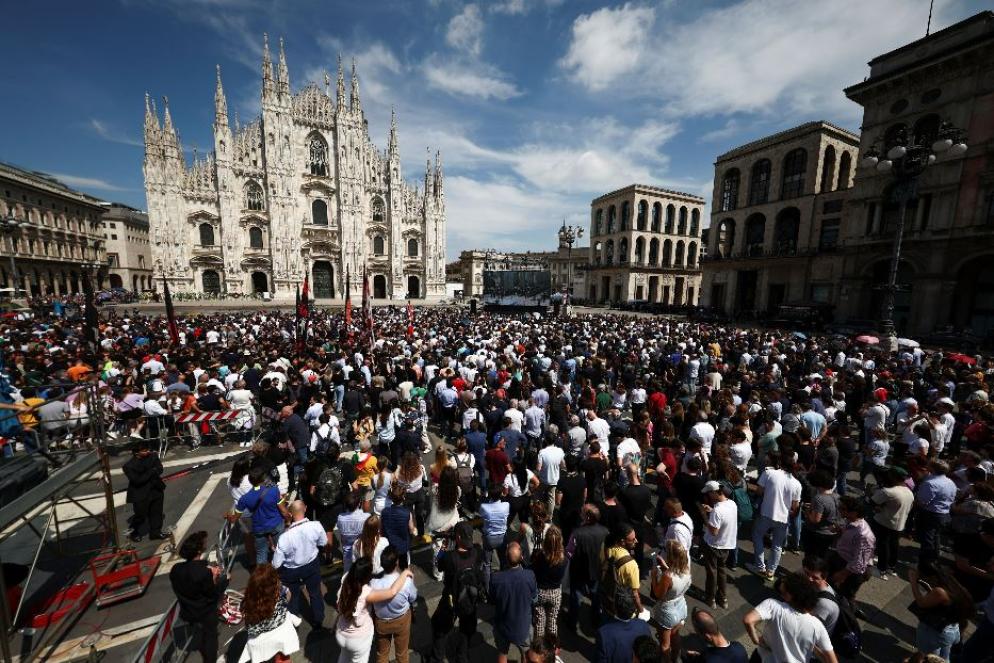 Milano: la folla in piazza Duomo per il funerale di Berlusconi - Reuters