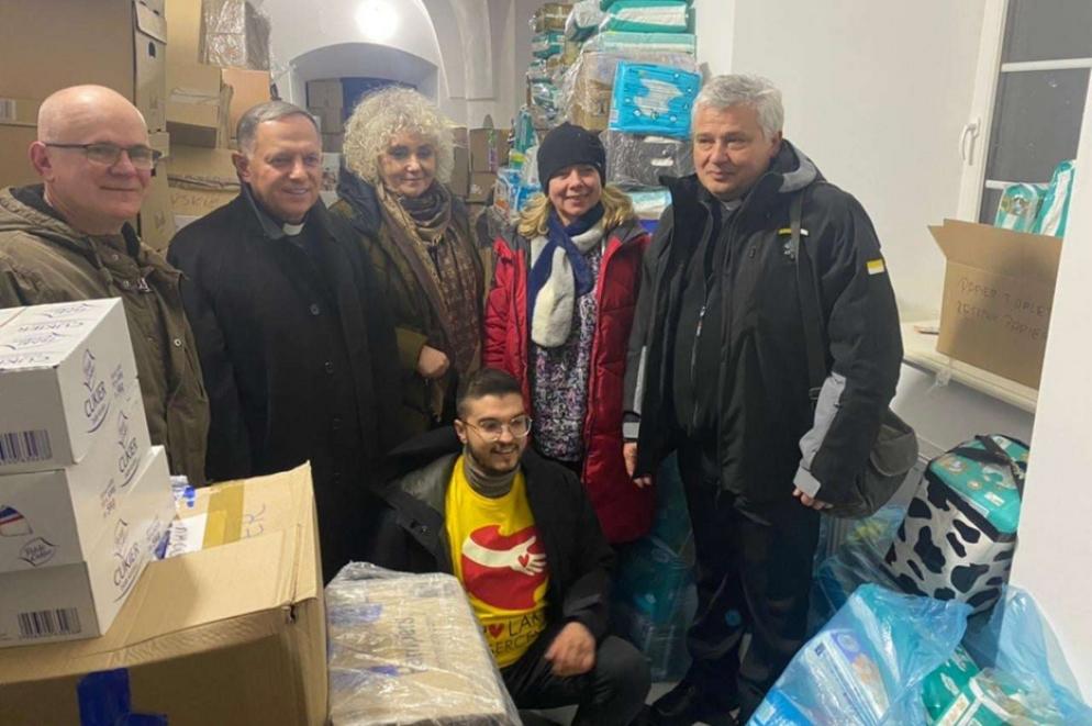 L’arcivescovo Mieczyslaw Mokrzycki mentre accoglie gli aiuti per la comunità - rkc.lviv.massmedia