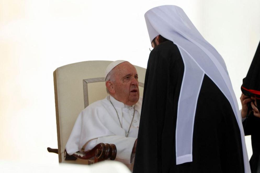 All’udienza generale di oggi di papa Francesco era presente anche il metropolita Antonij di Volokolamsk, presidente del Dipartimento per le relazioni ecclesiastiche esterne del Patriarcato di Mosca, che era tra le persone ammesse al baciamano al termine dell’appuntamento del mercoledì in piazza San Pietro e ha offerto al Papa un piccolo dono. Ieri, secondo quanto riportato dal sito del Patriarcato di Mosca, il metropolita Antonij ha incontrato a Roma, dopo essere arrivato in Italia il 1° maggio scorso, l’arcivescovo Claudio Gugerotti, prefetto del Dicastero per le Chiese orientali. - Reuters