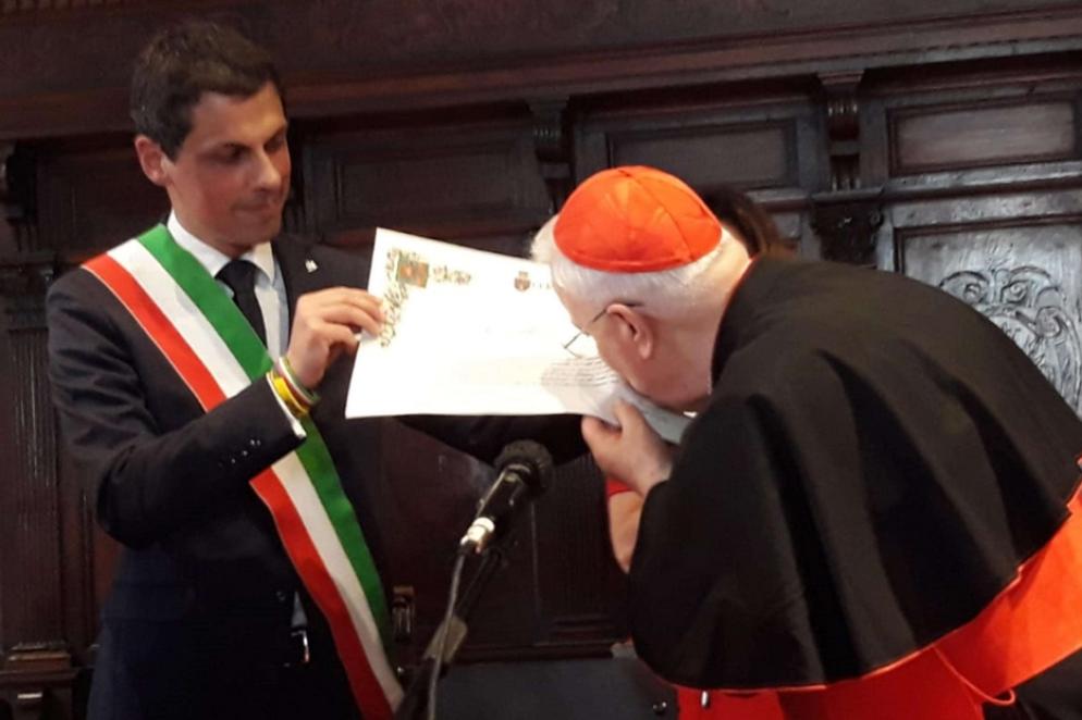 Il cardinale Gualtiero Bassetti riceve la cittadinanza onoraria di Perugia dal sindaco Andrea Romizi - Ansa