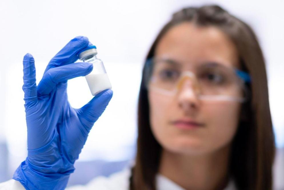 Una ricercatrice al lavoro su un nuovo vaccino anti-Covid a Girona (Spagna) - Ansa
