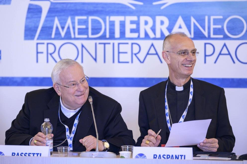 Il cardinale Bassetti e il vescovo Raspanti all'incontro dei vescovi del Mediterraneo nel 2020 a Bari - Siciliani
