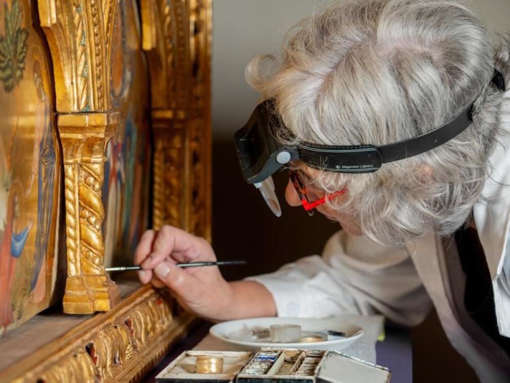 La restauratrice Milena Dean al lavoro sul dipinto - Matteo Panciera
