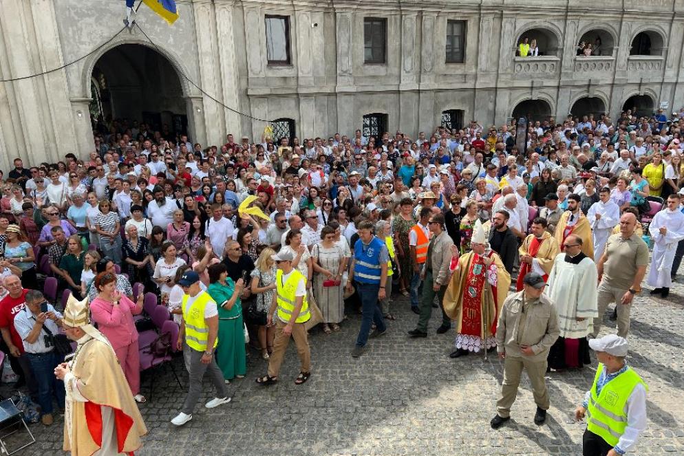 Il cardinale Pietro Parolin fra i pellegrini nel santuario mariano di Berdychiv a 180 chilometri da Kiev - Gambassi