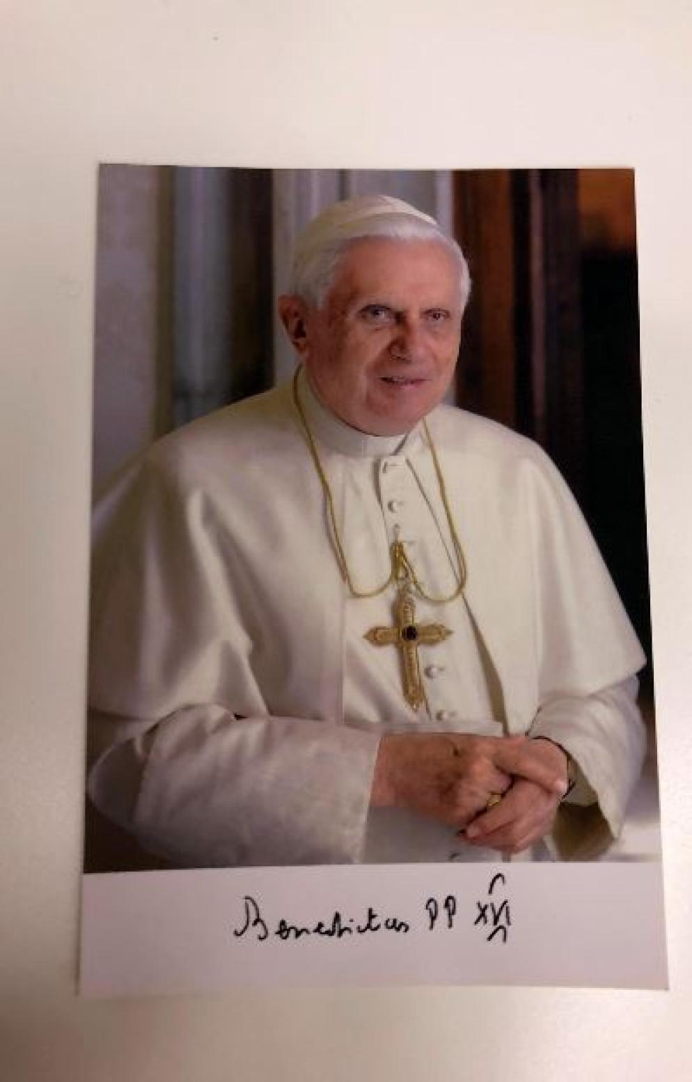 La foto distribuita ai fedeli in attesa di rendere omaggio alla salma del Papa emerito - Ansa