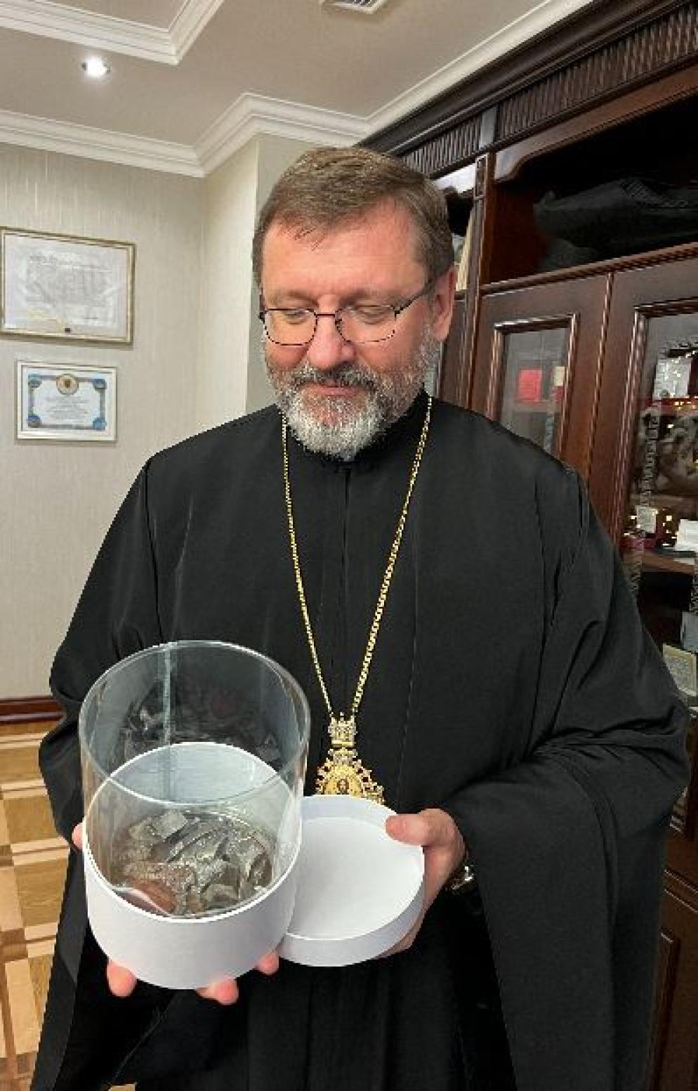 L’arcivescovo Sviatoslav Shevchuk, capo della Chiesa greco-cattolica ucraina, mostra i frammenti di drone che ha danneggiato la Cattedrale di Kiev e la sua residenza - Avvenire-Sir