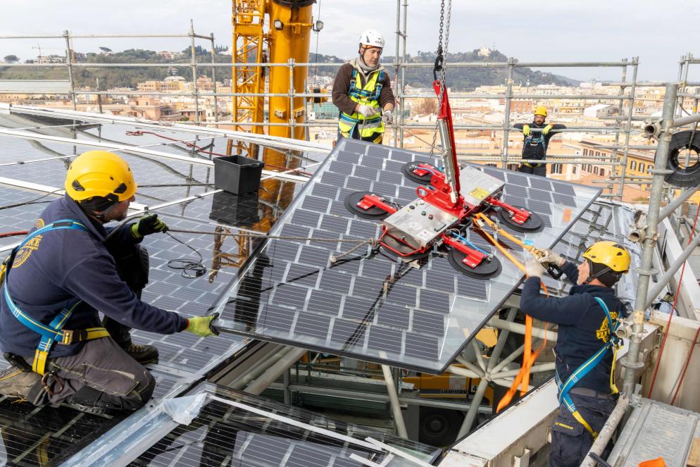 L'installazione della vetrata solare sui Musei Vaticani - Acea