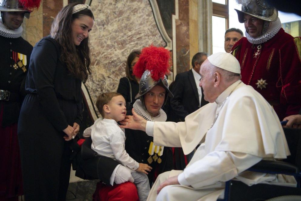 Il Papa sulla sedia a rotella con le guardie svizzere - Vatican Media