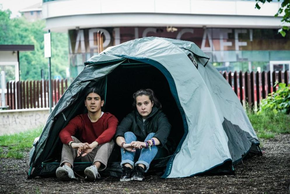La protesta degli studenti nelle tende da campeggio contro il caro-affitti davanti alla Sapienza di Roma - ANSA