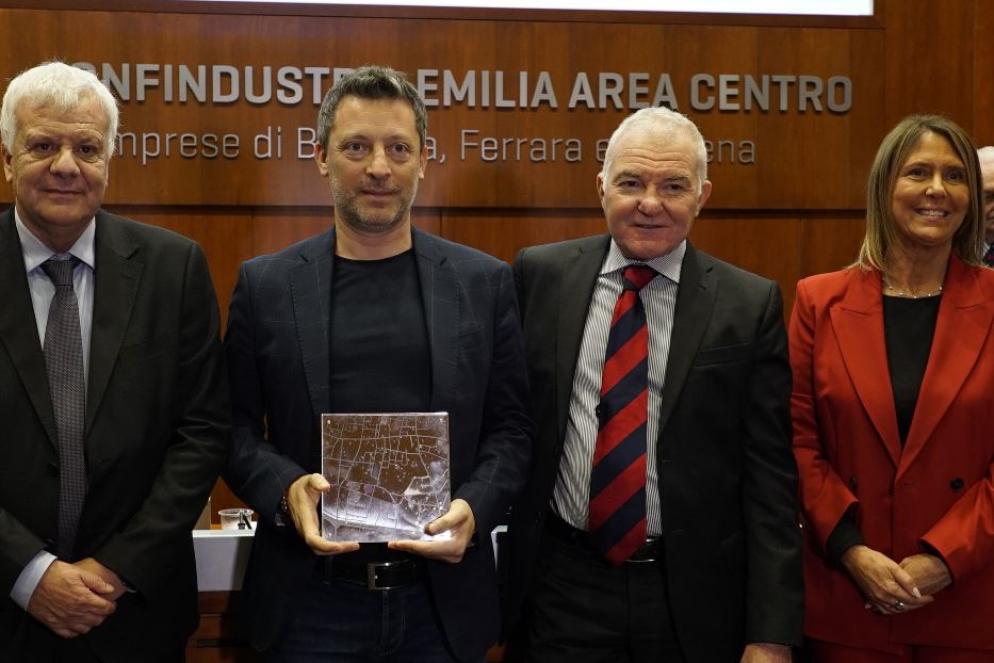 Il presidente di Florim Claudio Lucchese ritira il premio Emilia Sostenibile