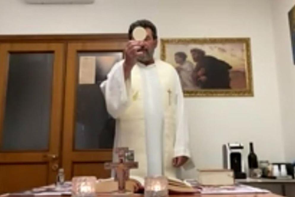 Don Eugenio Nebrini celebra la Messa ripresa in diretta su Zoom e condivisa con centinaia di "quadratini" - www.quadratiniecarita.org