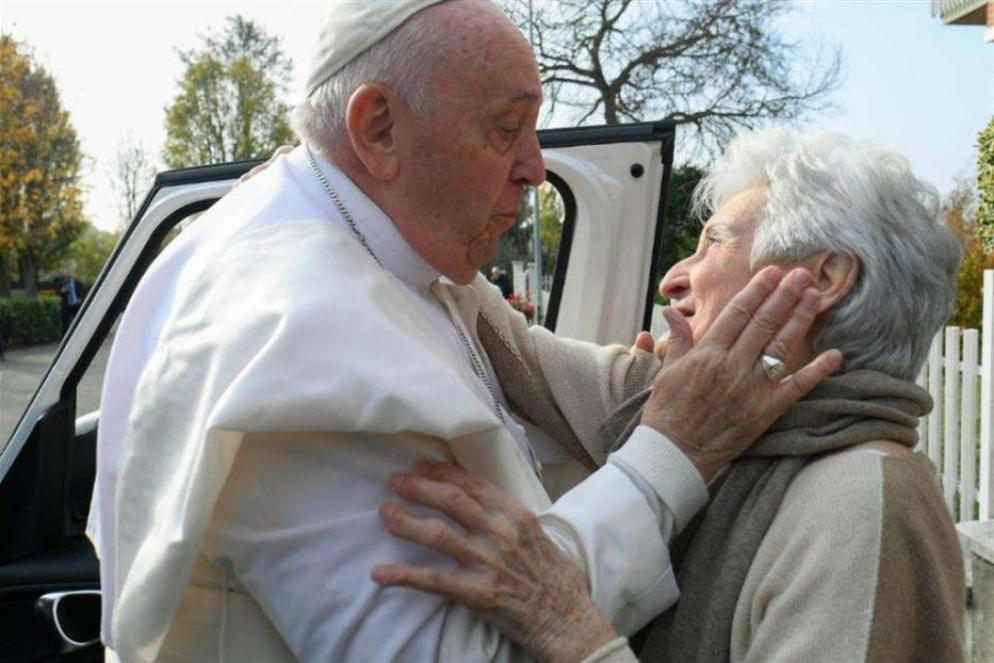 Il Papa abbraccia la cugina Carla Rabezzana - Vatican Media