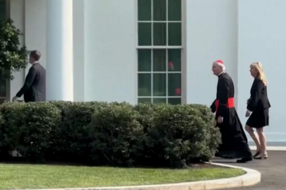 Obbiettivo la pace in Ucraina. Il cardinale Matteo Zuppi, inviato di papa Francesco, entra alla Casa Bianca per il colloquio con il presidente americano Joe Biden - Ansa