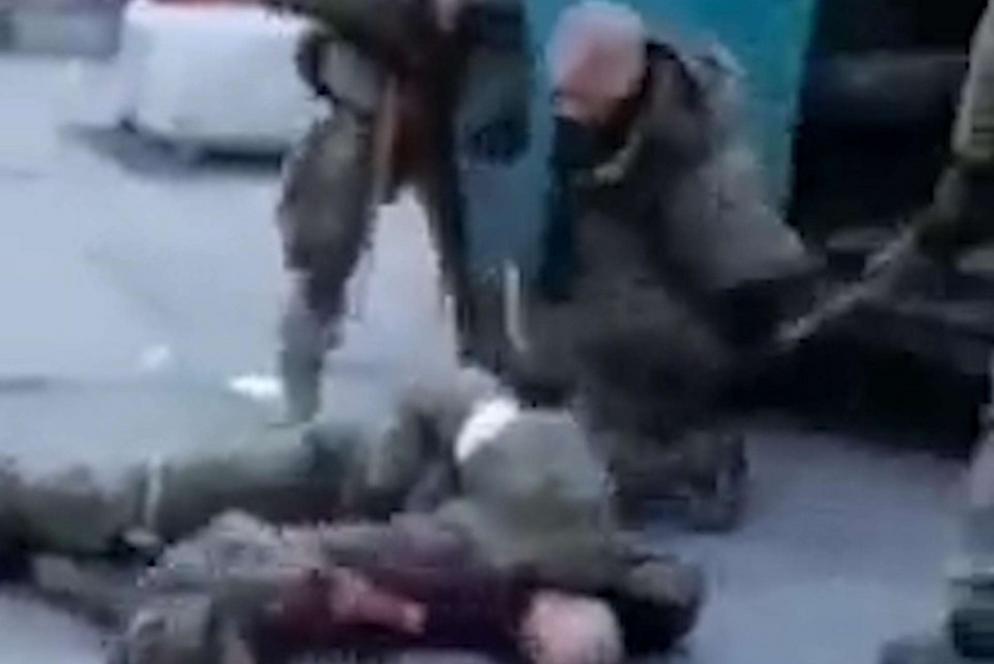 Un frame del video su Telegram in cui si vedono quelli che sembrano prigionieri russi gambizzati da uomini con l'uniforme ucraina, il governo apre un'inchiesta - Ansa
