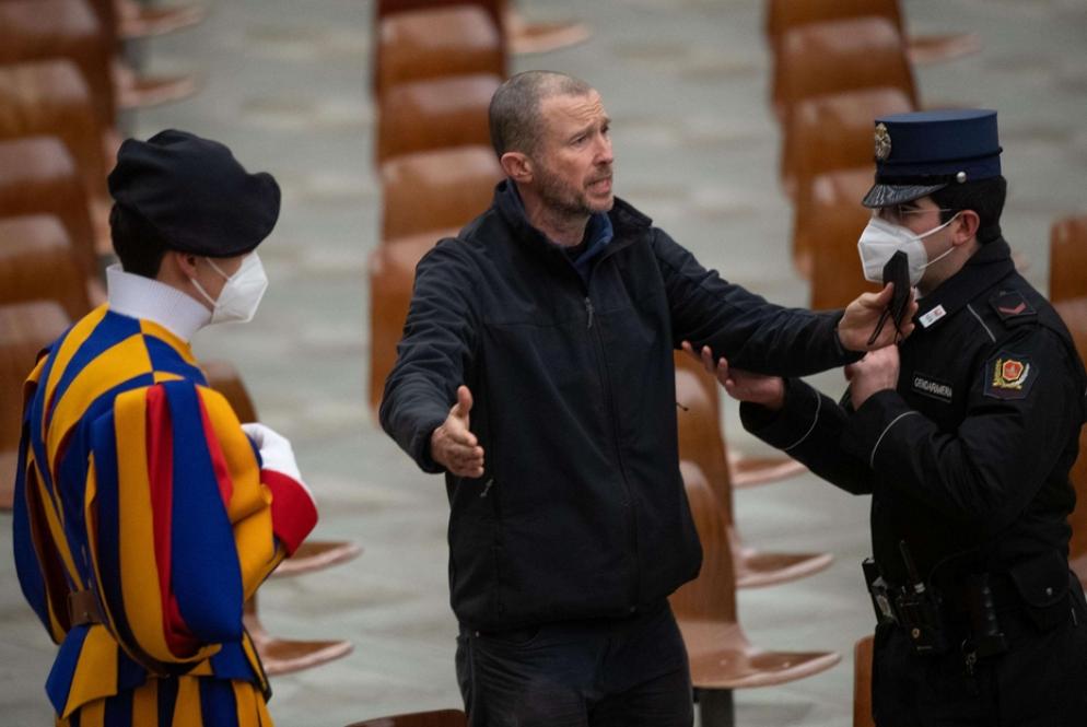 Il Papa: "Abbiamo sentito una persona che gridava, che aveva qualche problema, non so se fisico, psichico, spirituale, ma un fratello nostro con qualche problema. Vorrei finire pregando per lui, il nostro fratello che soffre, poveretto. Se gridava è perché soffre, ha qualche bisogno, non essere sordi al bisogno di questo fratello", ha concluso il Papa chiedendo di pregare tutti assieme una Ave Maria per la persona. - Reuters