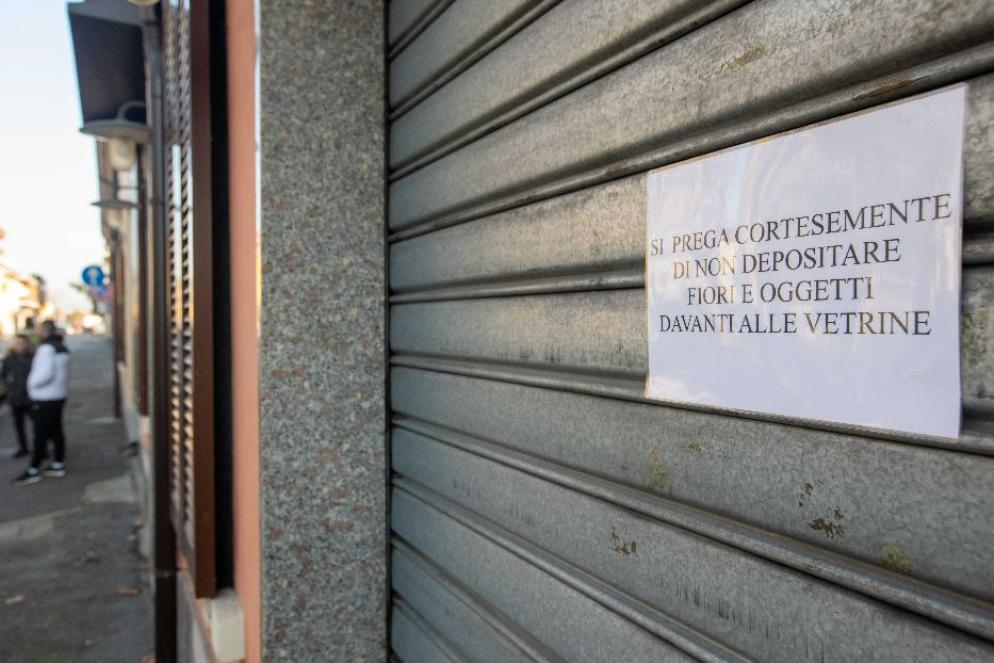 Il cartello appeso alla saracinesca del locale chiuso - Fotogramma