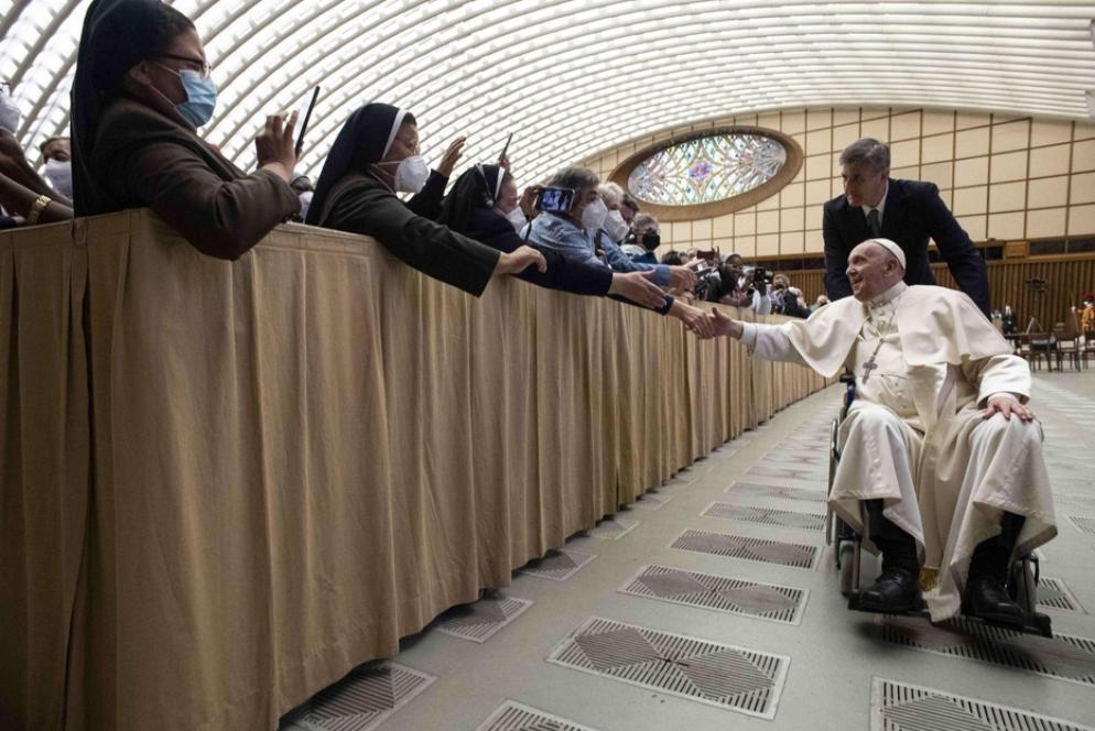 Il Papa sulla sedia a rotella al termine dell'udienza nell'Aula Paolo VI - Vatican Media