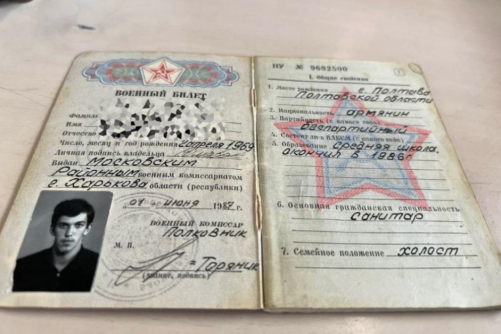 Il tesserino militare sovietico di Soren S., l'unico ancora valido del comandante dell'esercito ucraino - Gambassi