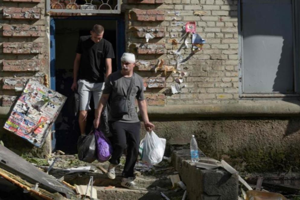 Due cittadini di Lugansk (sotto occupazione russa) lasciano la loro casa - Ansa