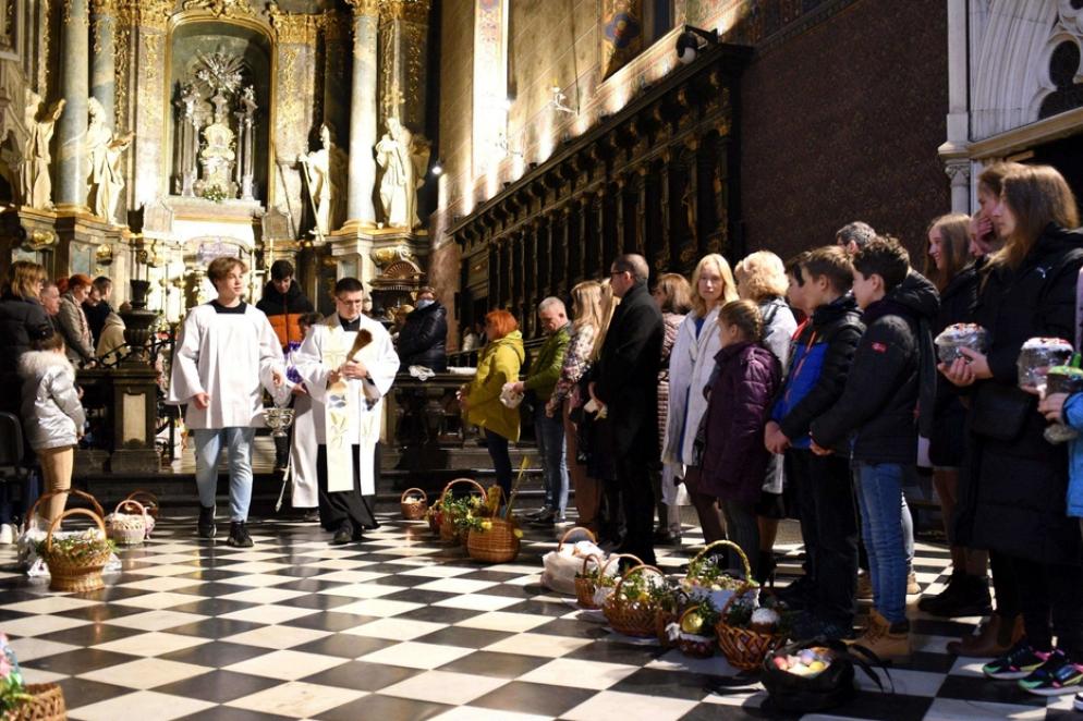 La benedizione delle uova pasquali nella Cattedrale cattolica di Leopoli - Ansa