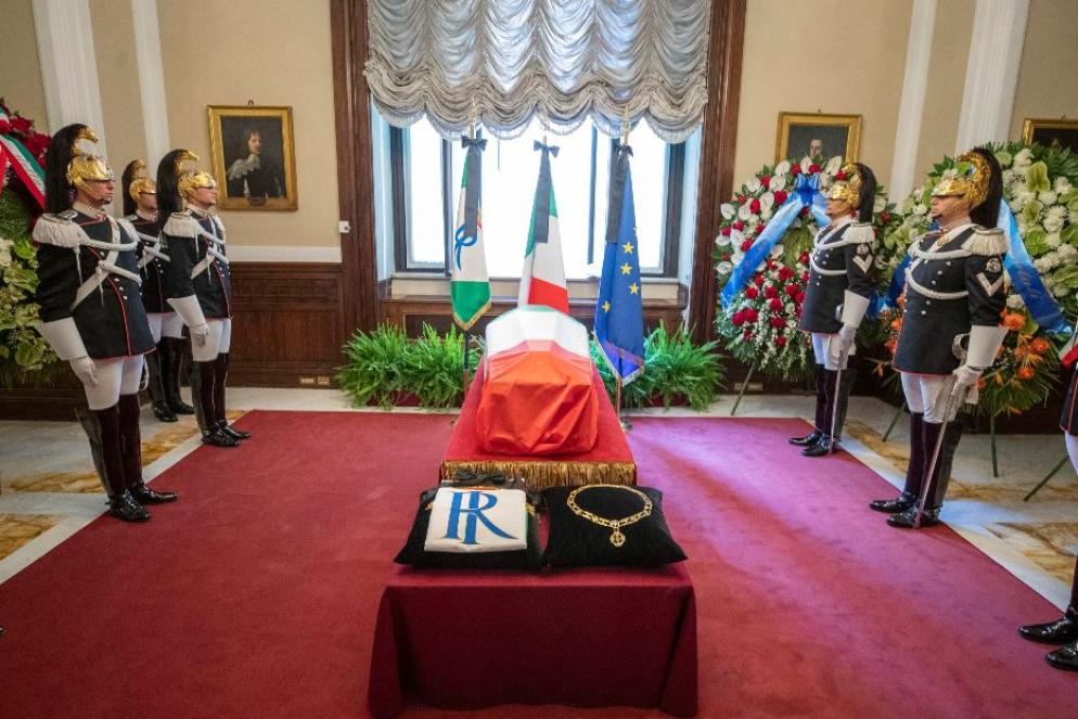Il feretro nella sala del Governo alla camera - ANSA
