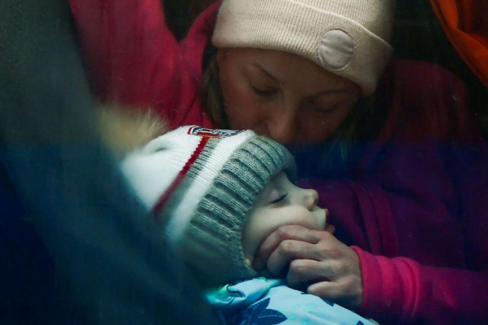 Una madre e suo figlio nel bus in viaggio dall'Ucraina alla Polonia - Reuters
