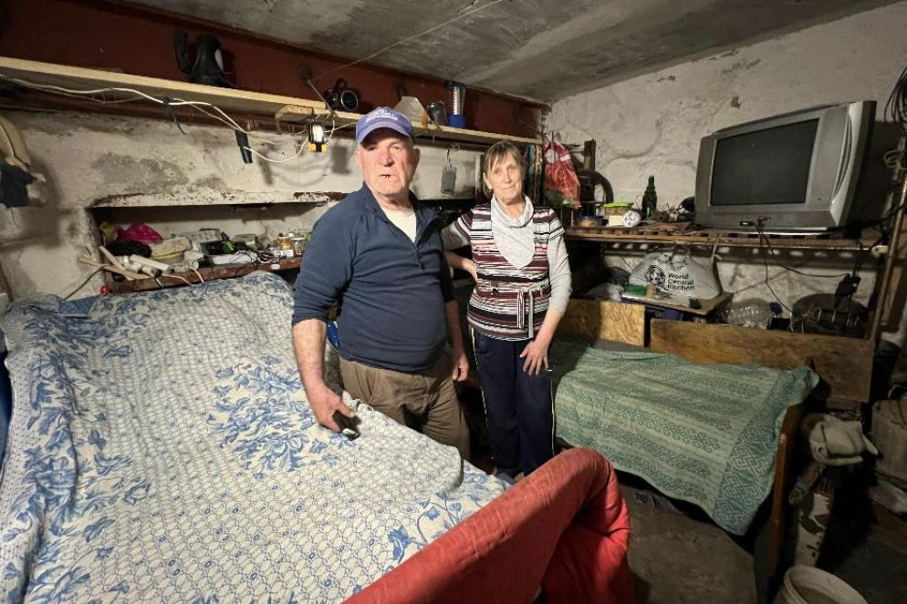 Vladimir Patrolovick e la moglie Olga nel sotterraneo della loro casa bombardata intorno a Orikhiv - Gambassi